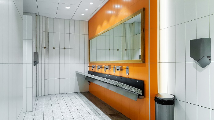 kabiny sanitarne w łazienkach publicznych