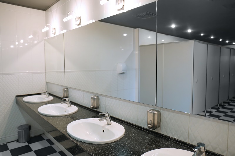 lustra w łazienkach publicznych